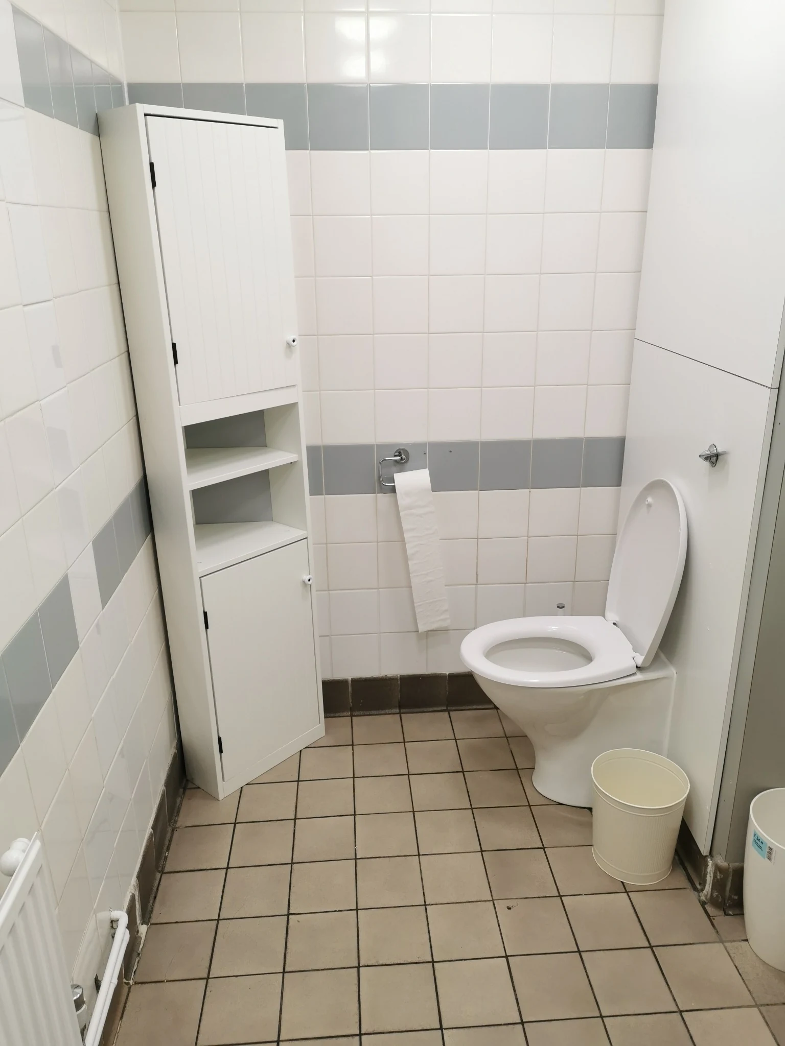 Clean office washroom